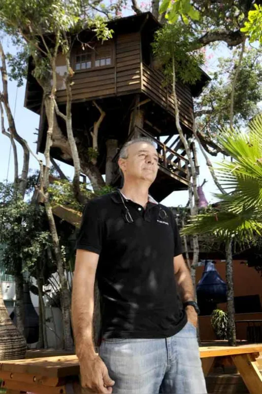 O empresário Ricardo Brunelli, de 51 anos, construiu seu escritório em cima de uma paineira-rosa no quintal de casa: sonho de menino