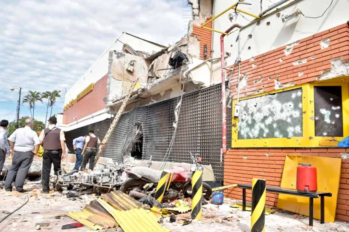 Criminosos invadiram a sede da transportadora de valores Prosegur em Ciudad del Este e deixaram um rastro de destruição