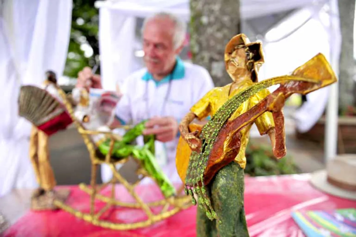 Já o artista plástico Edson Massuci dá vida a esculturas feitas com materiais recicláveis