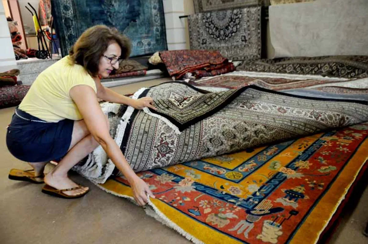 A iraniana Faezeh Behrouzi trabalha há 28 anos com tapetes persas em Londrina