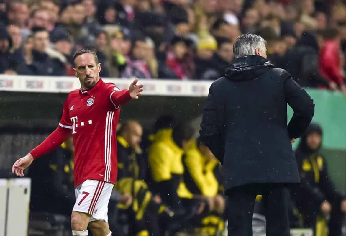 O francês Ribery gesticula com Ancelotti na eliminação do Bayern da Copa da Alemanha: 3 a 2 Borussia