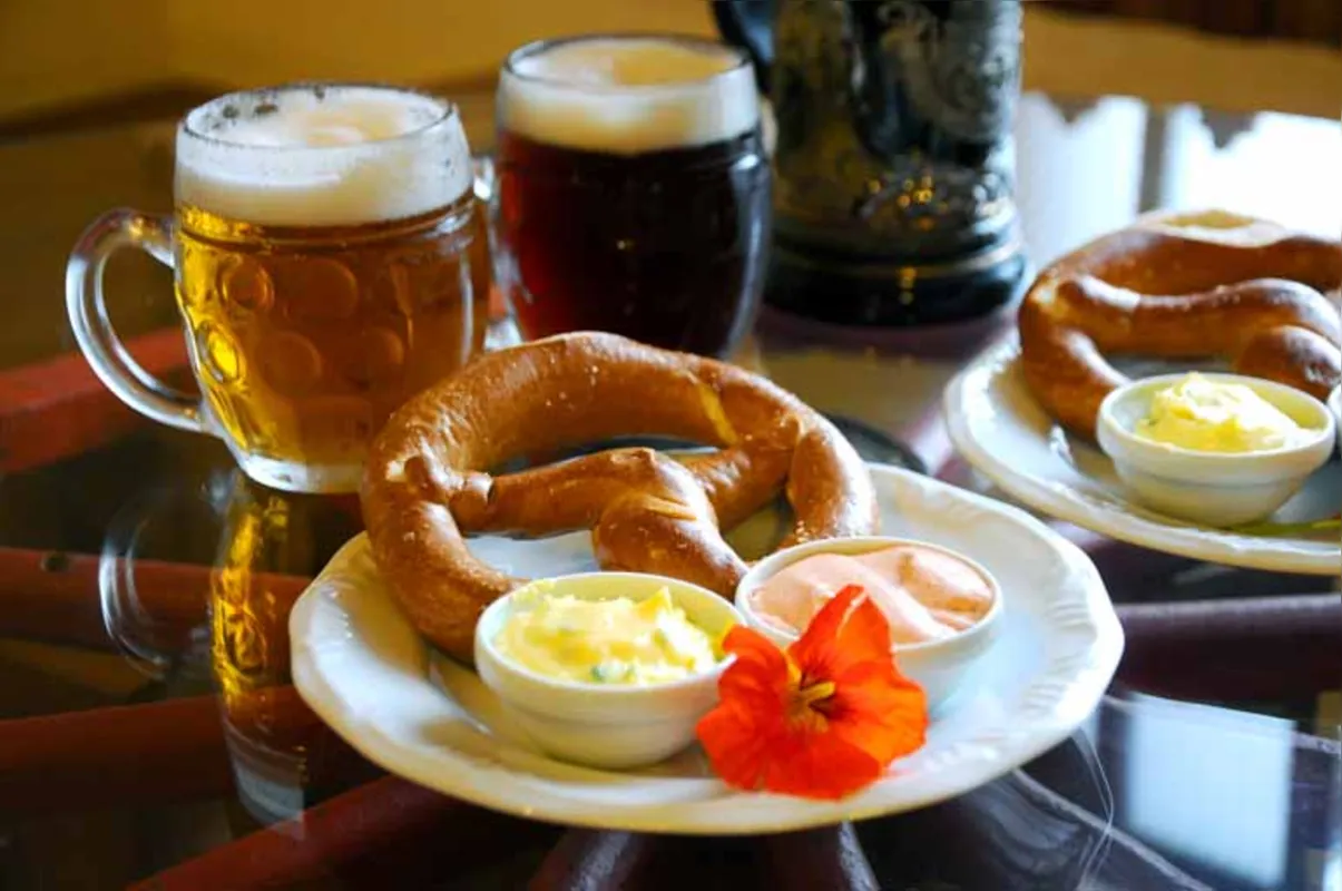O bretzel é salgado, ao contrário do pretzel, e pode ser servido com molhos variados e acompanhado de chopp
