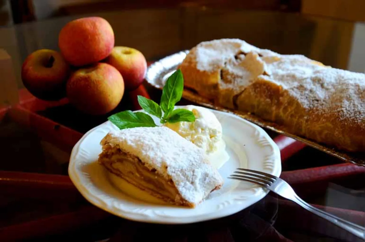 Apfelstrudel: torta ideal para sobremesa ou café da tarde é servida com sorvete ou chantili