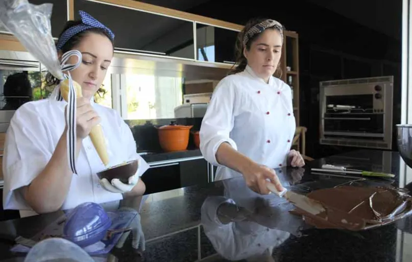 Formadas em Gastronomia, Isabela Müller Rocha e Juliana Almeida Franco usam as redes sociais para divulgar os produtos e formalizar as encomendas