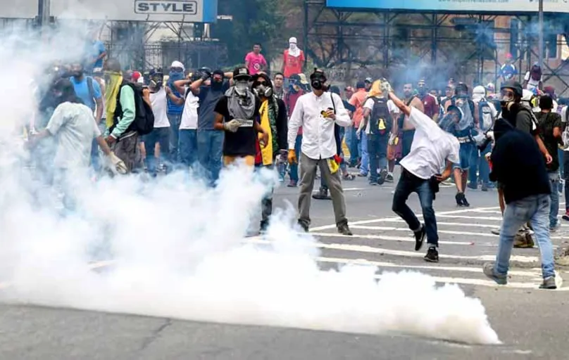 Policiais e manifestantes se enfrentaram em uma intensa troca de bombas de gás lacrimogêneo, pedras e coquetéis molotov em Caracas