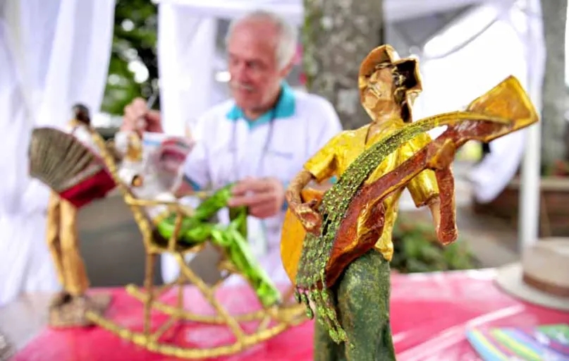 Já o artista plástico Edson Massuci dá vida a esculturas feitas com materiais recicláveis