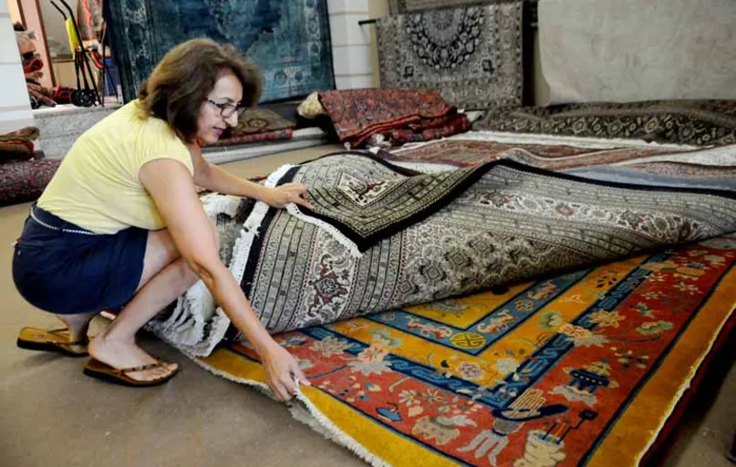 A iraniana Faezeh Behrouzi trabalha há 28 anos com tapetes persas em Londrina