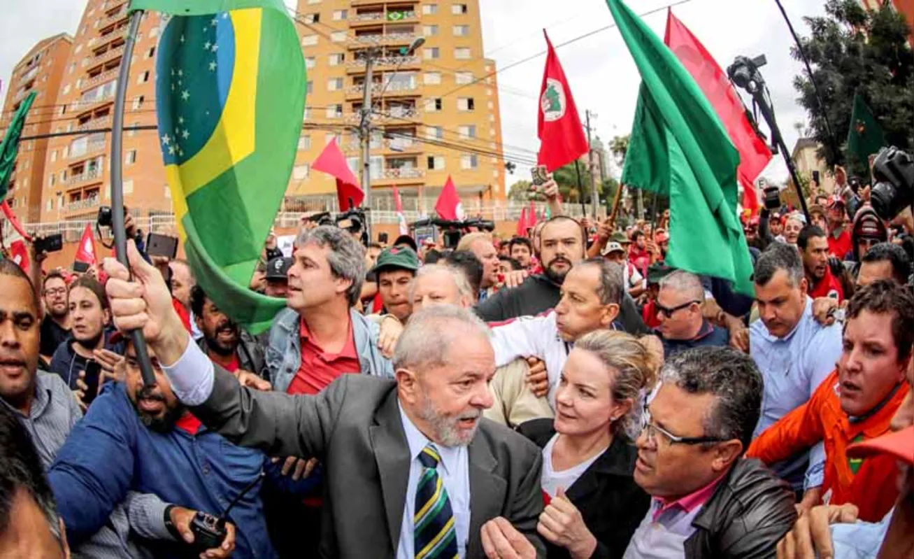 Antes do bloqueio policial ao prédio da Justiça Federal, Lula desceu do carro para falar com militantes do PT e manifestantes que o apoiam
