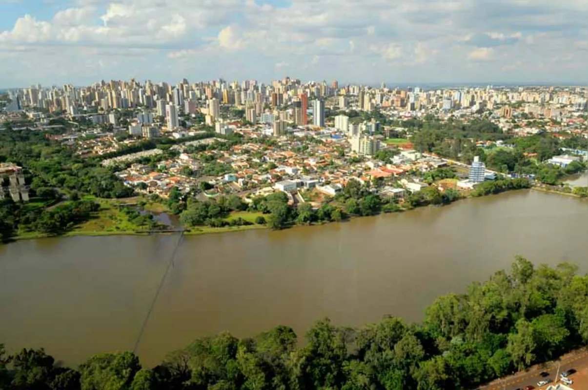 Em Londrina, como a economia é movimentada principalmente por serviços e agronegócio, o impacto causado pela recessão foi diferente de municípios que concentram muitas indústrias