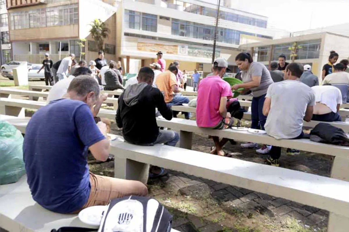 Almoço servido na Concha Acústica foi organizado por jovens da Igreja Adventista do Sétimo Dia de Londrina que se uniram à comunidade para fazer a refeição