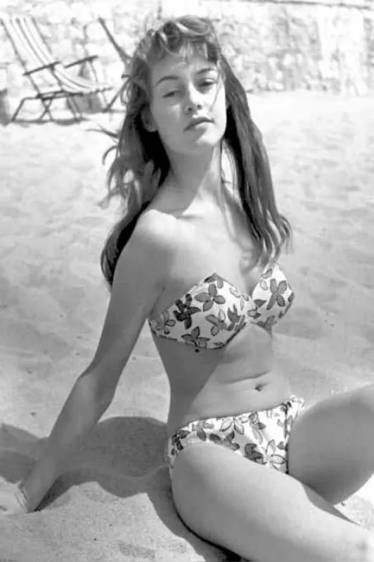 Brigitte Bardot na sua primeira participação no Festival de Cannes, em 1953, arrasou ao aparecer de biquíni na praia