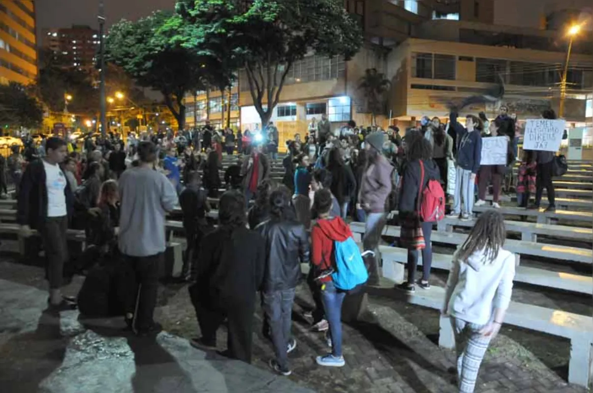 Em Londrina, cerca de 50 manifestantes se concentraram na Concha Acústica para pedir a renúncia de Temer