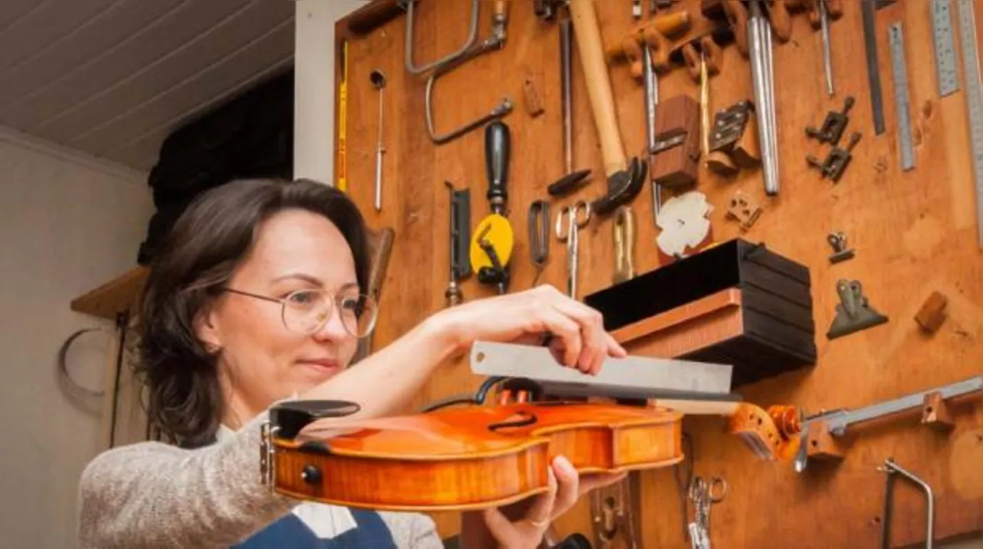 Formada em 2013, Josielly de Mello possui um atelier em Curitiba e vive da construção e restauração de instrumentos