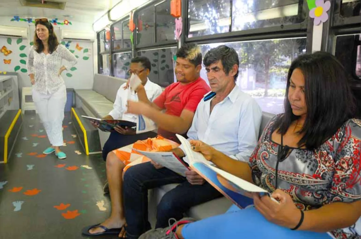 Alunos do CEEBJA Herbert de Souza participaram de atividades no ônibus adaptado