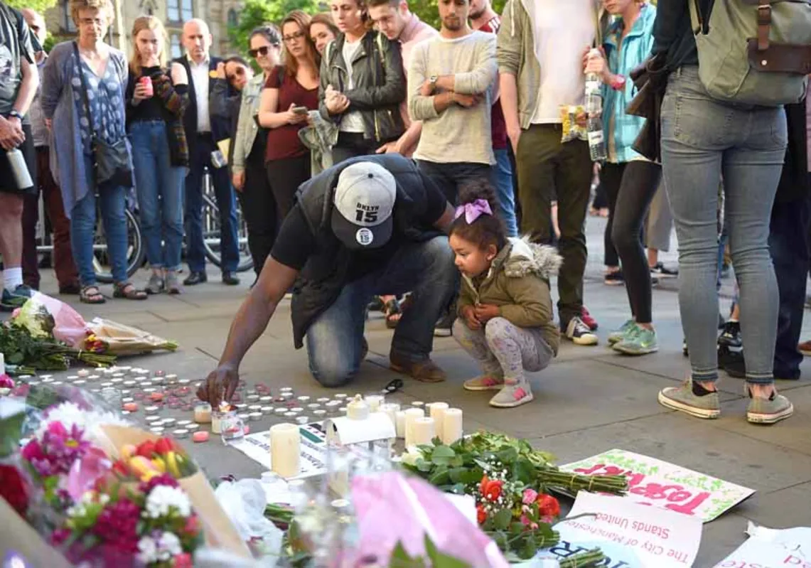 Na Albert Square, em Manchester, flores, cartazes e velas em homenagem às vítimas do ataque