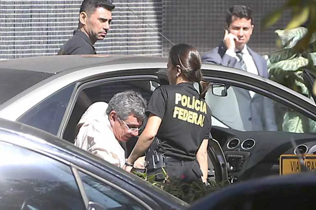 O ex-vice-governador do DF Tadeu Filippelli chega à superintendência da Polícia Federal após ser preso na Operação Panatenaico