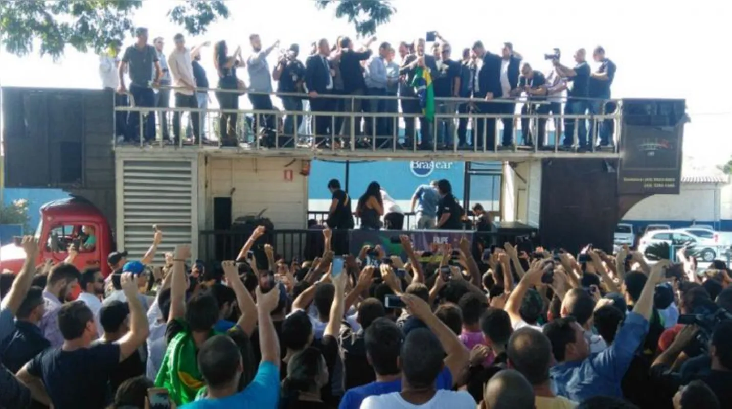 Imagem ilustrativa da imagem Fãs e apoiadores de Bolsonaro fazem festa para recebê-lo no Aeroporto de Londrina