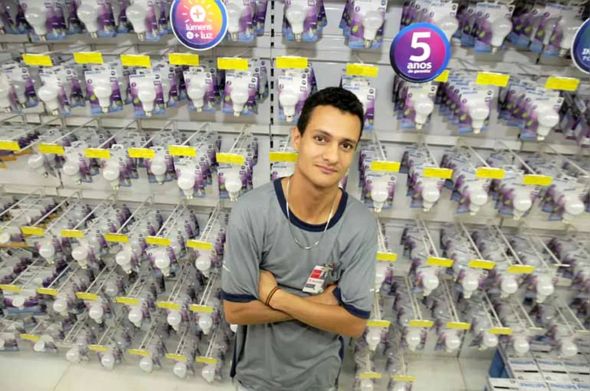 João Leonardo Rodrigues, 21, que perdeu 75% da audição na infância, atua como repositor em uma empresa de produtos elétricos: "Agora tenho meu salário"