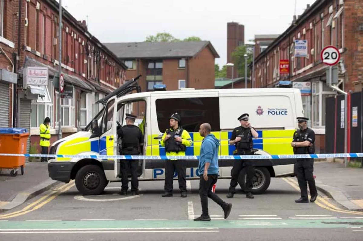 Policiais mantém guarda nas ruas de Manchester; 14 pessoas foram presas por conexão com o ataque de 22 de maio