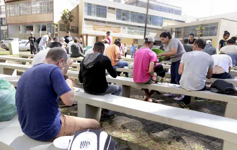 Almoço servido na Concha Acústica foi organizado por jovens da Igreja Adventista do Sétimo Dia de Londrina que se uniram à comunidade para fazer a refeição