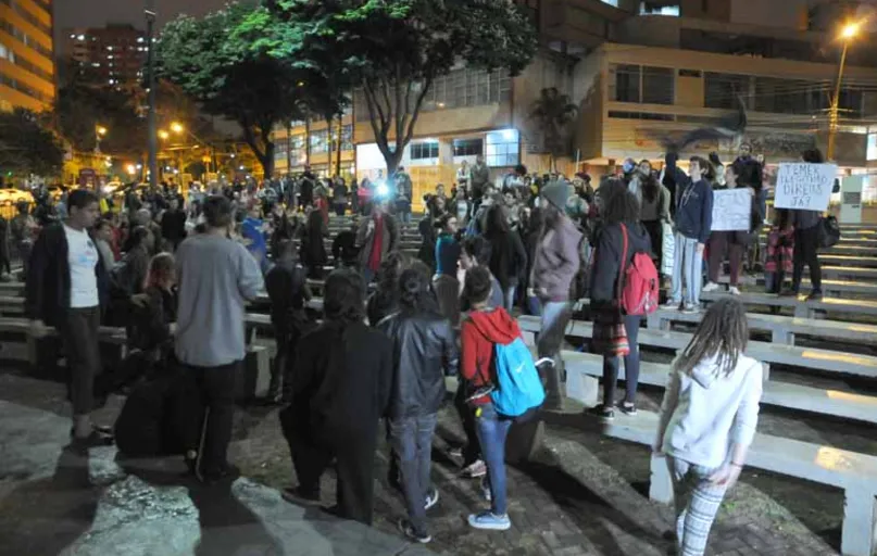 Em Londrina, cerca de 50 manifestantes se concentraram na Concha Acústica para pedir a renúncia de Temer