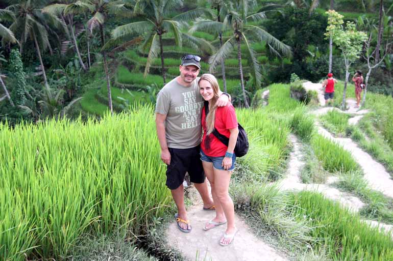 A jornalista Glau Gasparetto e o estrategista digital Adriano Dias nos terraços de arroz em Ubud, cidade na Ilha de Bali, na Indonésia