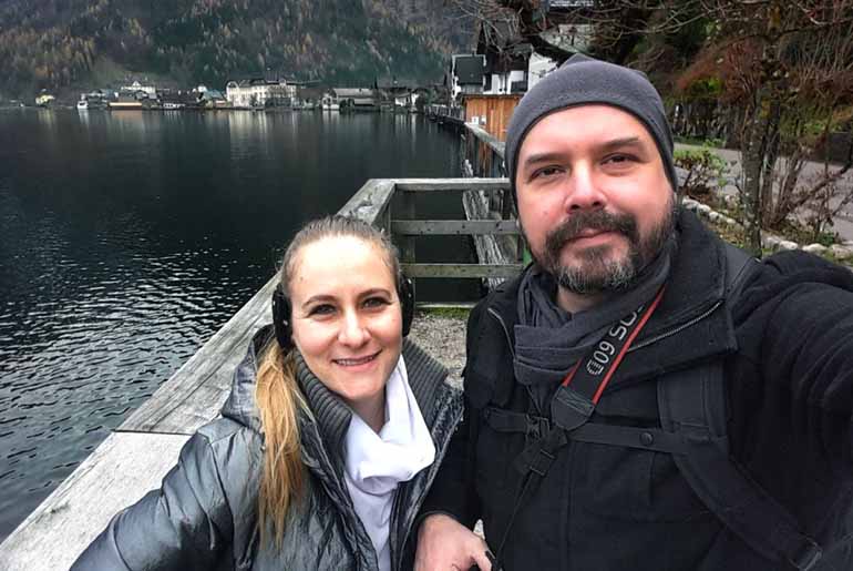 O casal, do projeto Vida Wireless, em Hallstatt, na Áustria