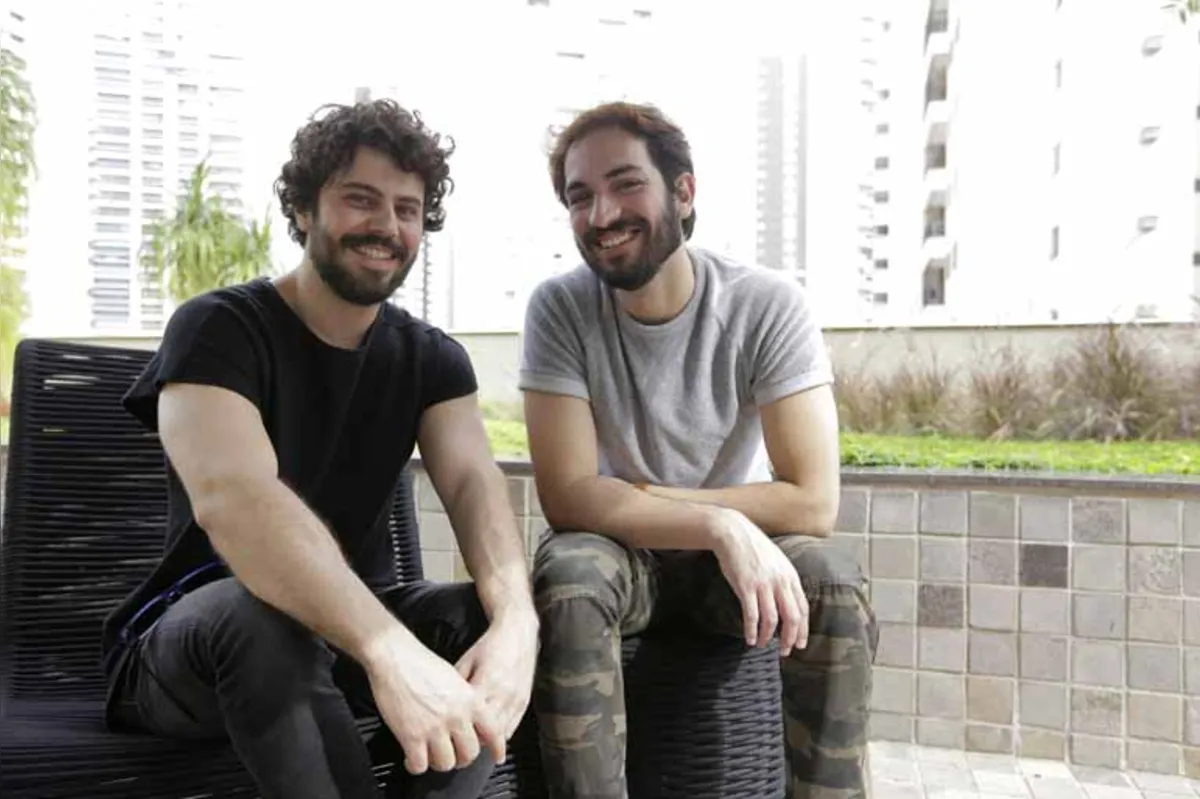 Thiago Sagi e Miguel Cuenca começaram a namorar há cerca de um ano: "O amor é algo para se orgulhar"
