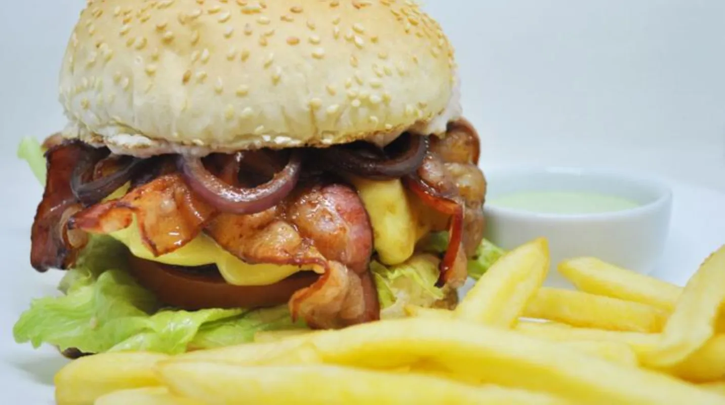 Wall Street: hambúrguer com sabor novaiorquino tem 160g de carne pura
