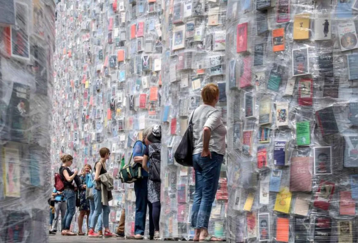 "Paternon de Livros": um templo de livros proibidos em vários países do mundo foi criado pela artista argentina Marta Minujín