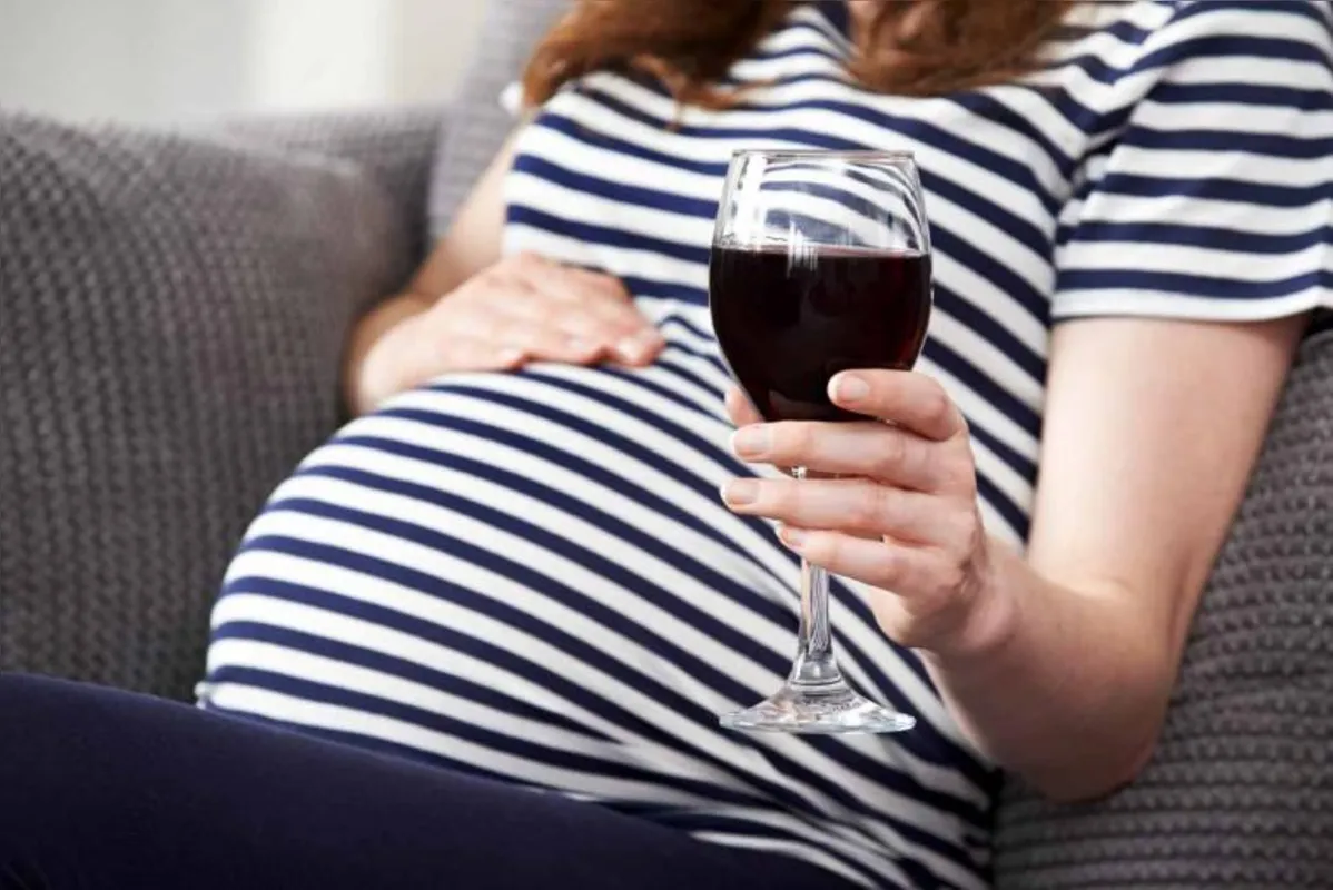 Não existe dosagem mínima segura ou tipo de bebida alcoólica que não coloque o desenvolvimento do feto em risco