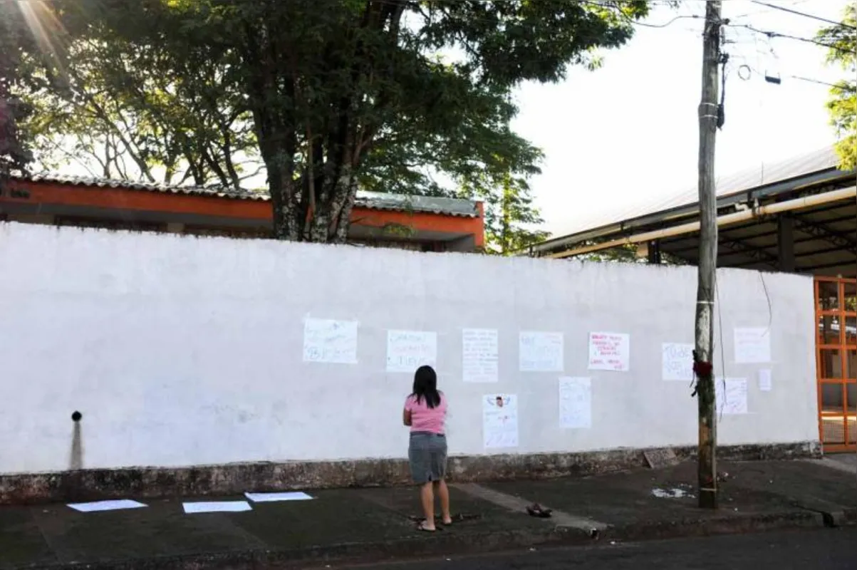 Colegas do jovem colaram cartazes no muro do colégio Maria José Balzanelo Aguilera