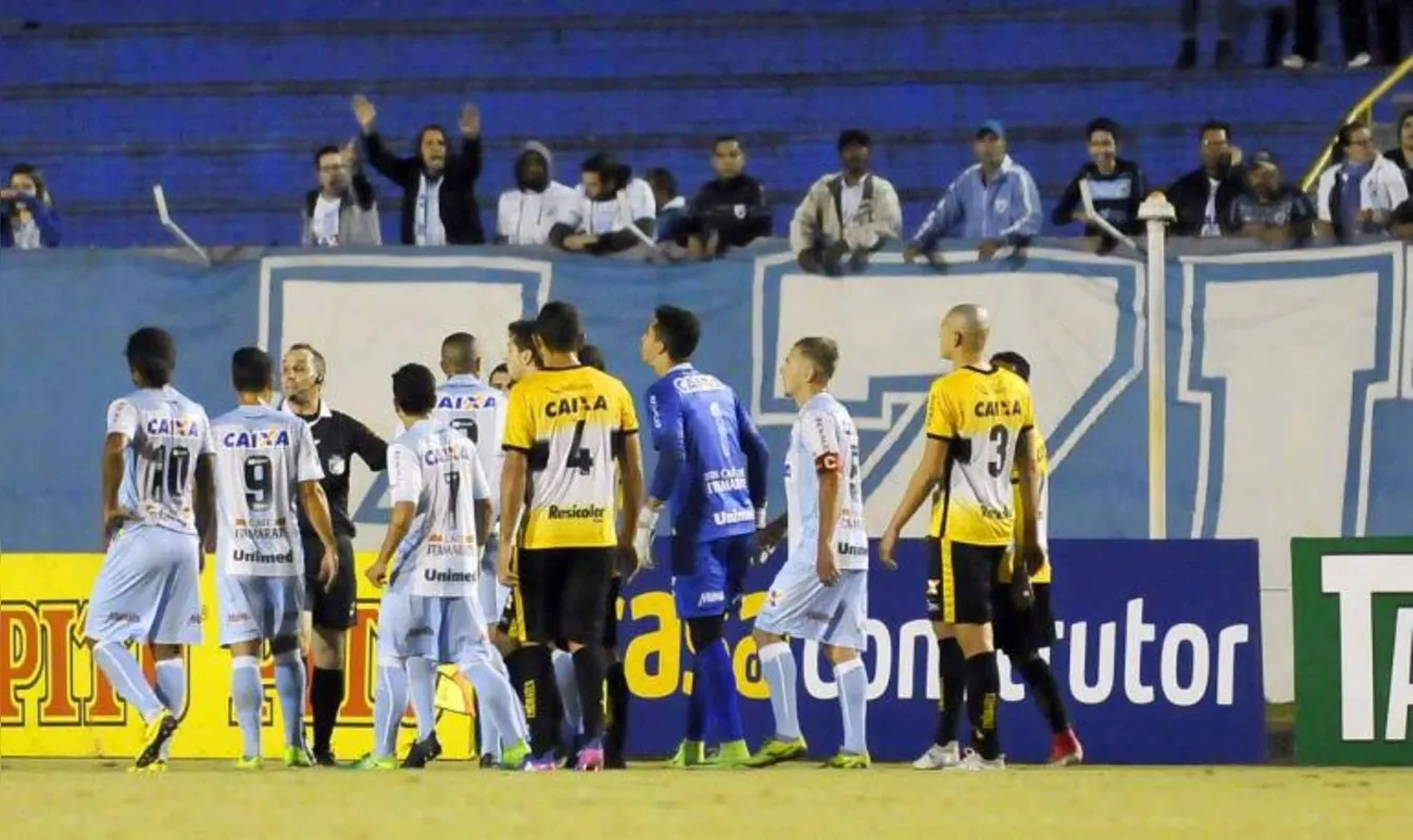 Arbitragem anulou gol do Criciúma após reclamações, mas nem o lance polêmico acordou a sonolenta equipe da casa