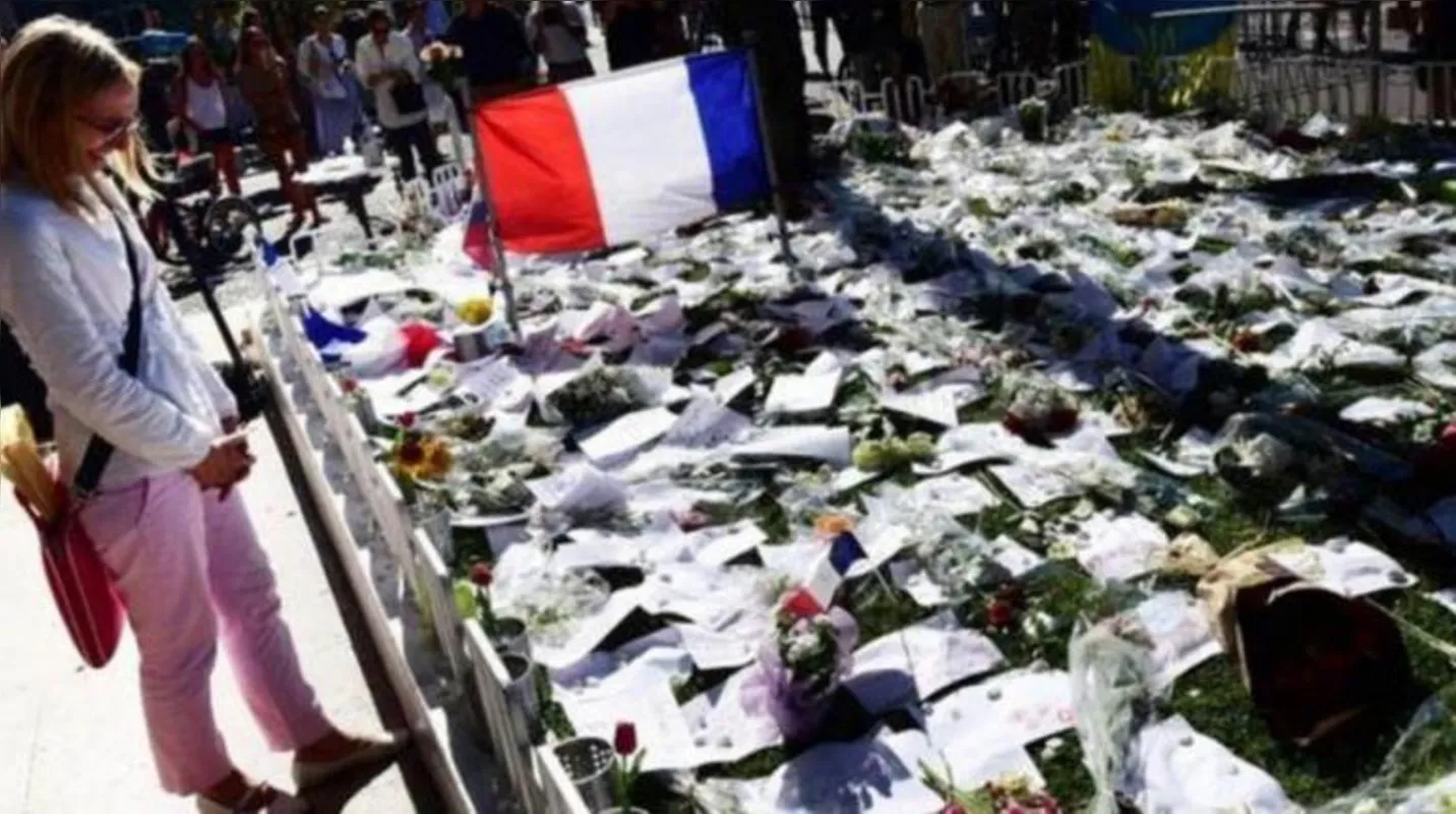 Em julho, homem atropelou uma mutidão e matou mais de 80 em Nice, na França. Na foto, mulher chora em frente ao memorial em homenagem às vítimas