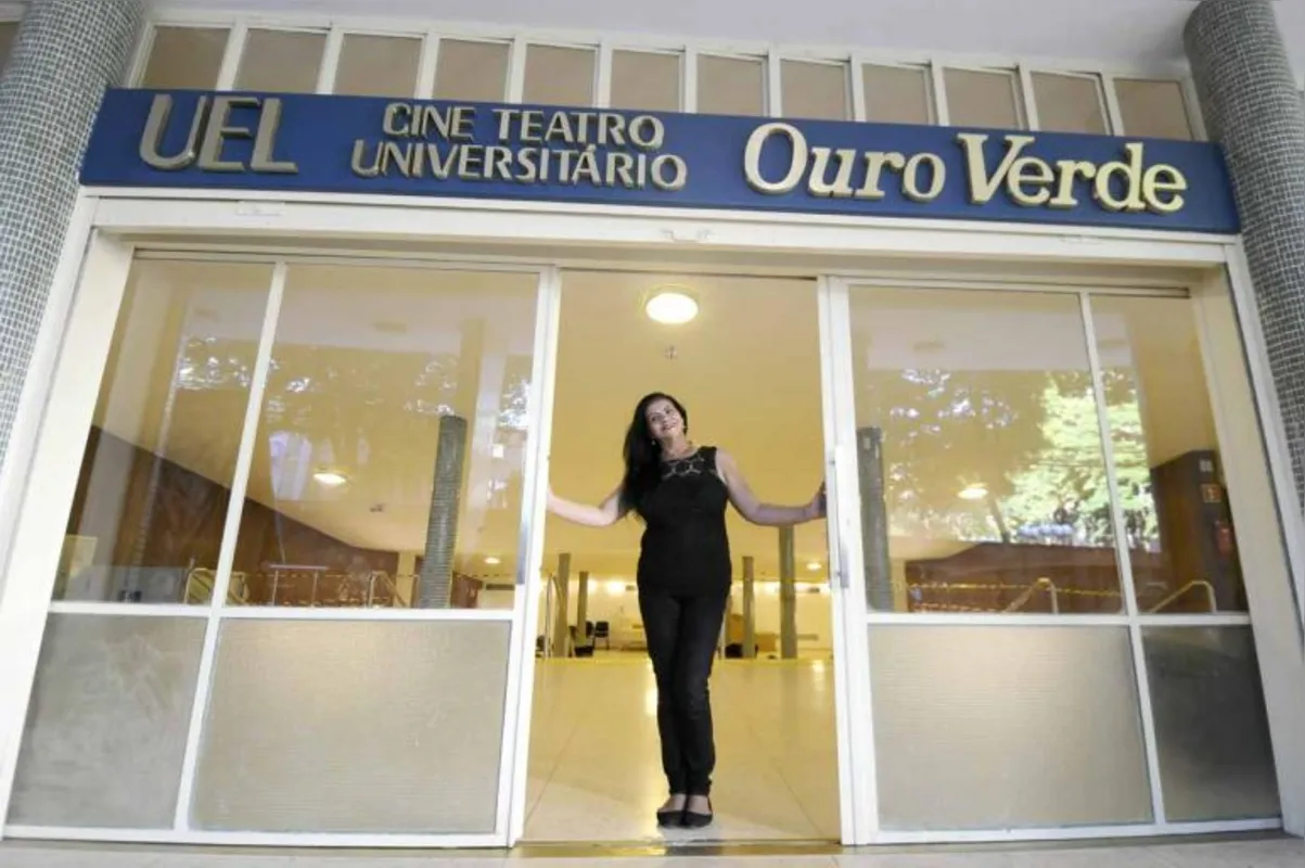 A bilheteira Maria Madalena de Souza se prepara para o grande momento: abrir de novo as portas do teatro