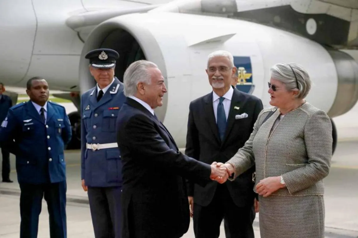 O presidente Michel Temer é cumprimentado pela embaixadora da Noruega no Brasil, Aud Marit Wiig, em sua chegada a Oslo