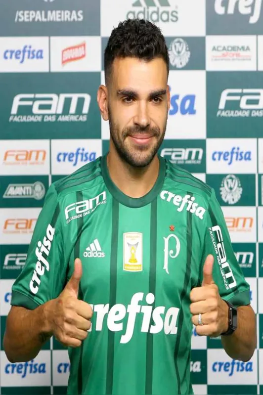 Volante, que ganhou projeção no Londrina, foi campeão brasileiro pelo Timão e agora vai defender o alviverde