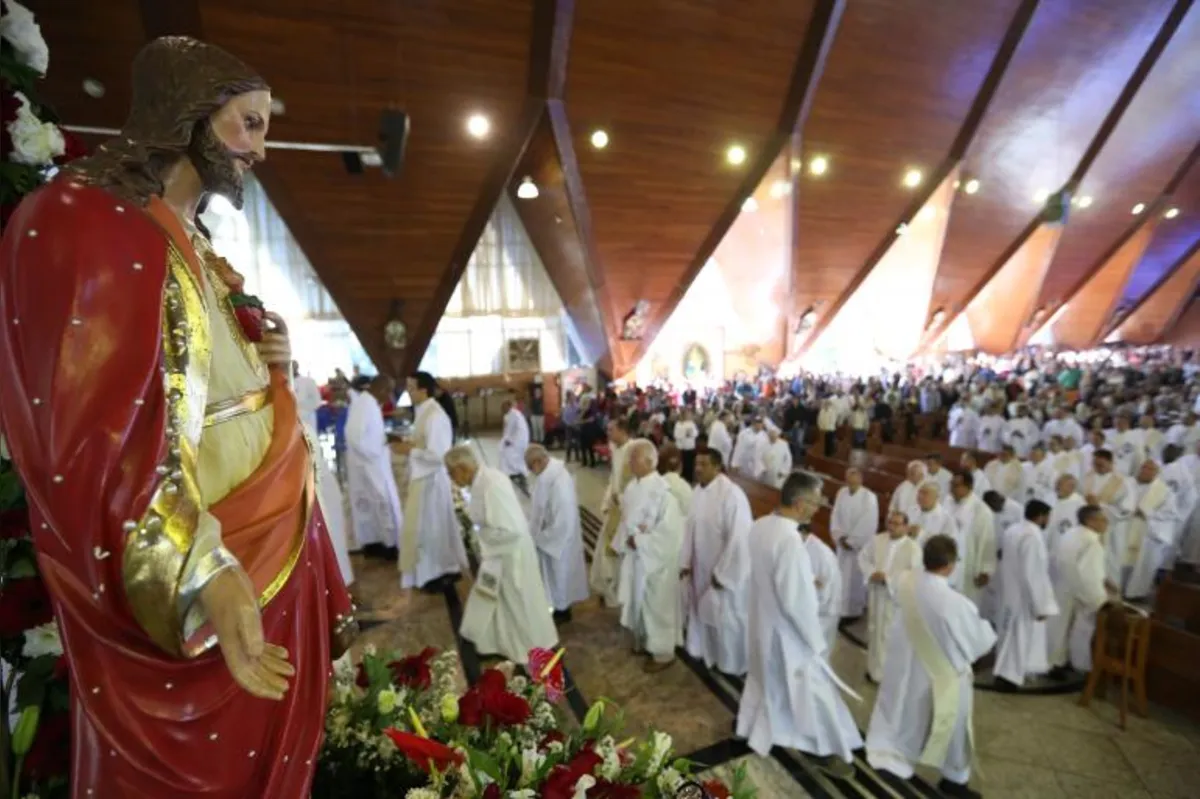 Imagem ilustrativa da imagem Dia do Sagrado Coração de Jesus leva sacerdotes e fiéis à Catedral