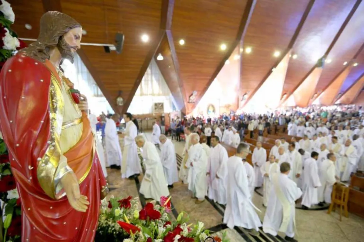Celebração contou com a presença de 80 sacerdotes, diáconos e seminaristas da Arquidiocese de Londrina