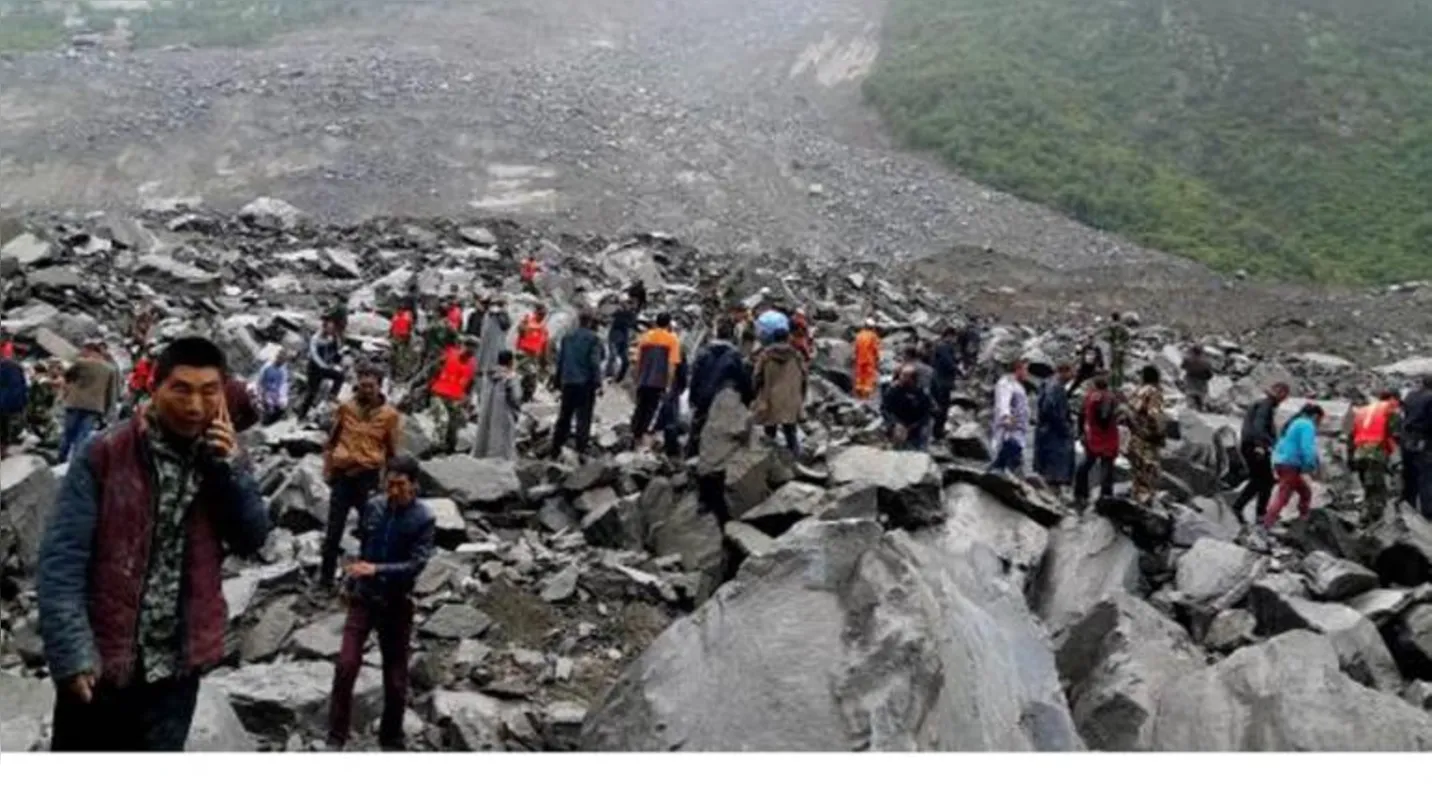 Pelo menos 62 casas ficaram soterradas e 1,6 mil metros de uma estrada ficaram sob as rochas
