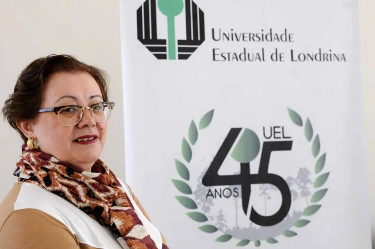 Cleusa Cacione, diretora da Casa de Cultura da UEL, divulgou ontem as atrações de reinauguração do teatro: Osuel está entre os destaques da abertura