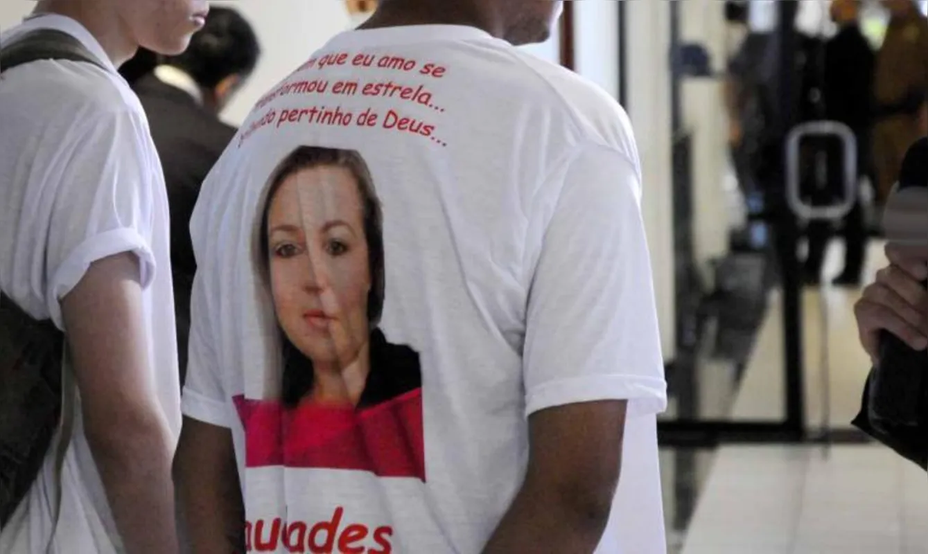 Com camisetas com a foto de Ana Regina Ferreira, parentes dela foram ao fórum para cobrar justiça