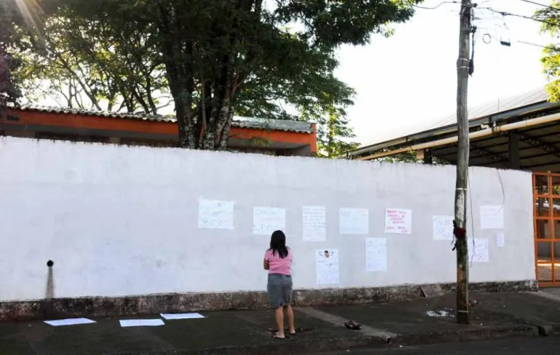 Colegas do jovem colaram cartazes no muro do colégio Maria José Balzanelo Aguilera