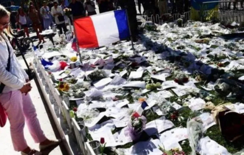 Em julho, homem atropelou uma mutidão e matou mais de 80 em Nice, na França. Na foto, mulher chora em frente ao memorial em homenagem às vítimas