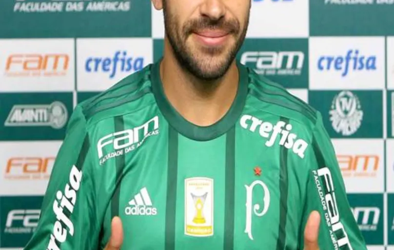 Volante, que ganhou projeção no Londrina, foi campeão brasileiro pelo Timão e agora vai defender o alviverde