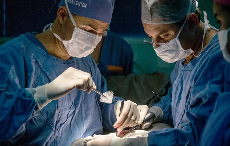 Quatro pacientes com hérnia inguinal foram submetidos a cirurgias em Londrina: recuperação mais rápida