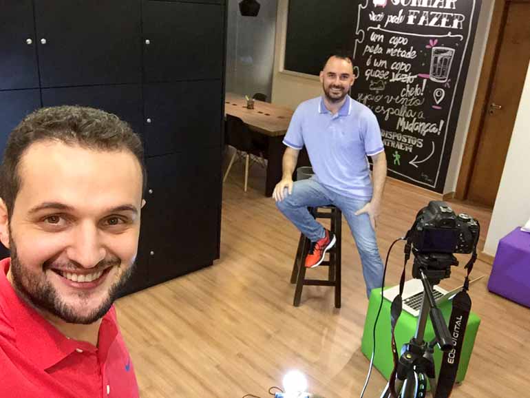 Jó Beduschi (em pé) e Fabrício Matos (sentado), sócios da Mutual Life: insurtech de Vitória (ES) quer levar mais transparência ao setor de seguros com tecnologia utilizada por moedas virtuais