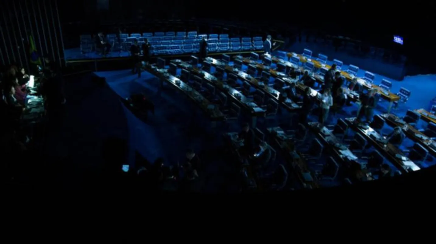 Imagem ilustrativa da imagem Sem luz, senadoras mantêm ocupação da Mesa do Senado para impedir votação