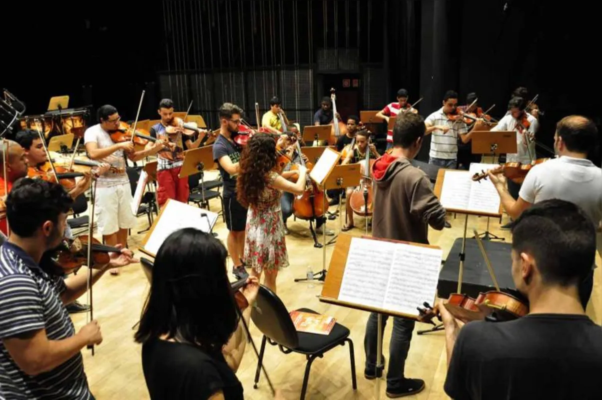 Formada por 40 estudantes de instrumentos de cordas e sopros, a camerata do FIML abre o concerto desta terça (18)