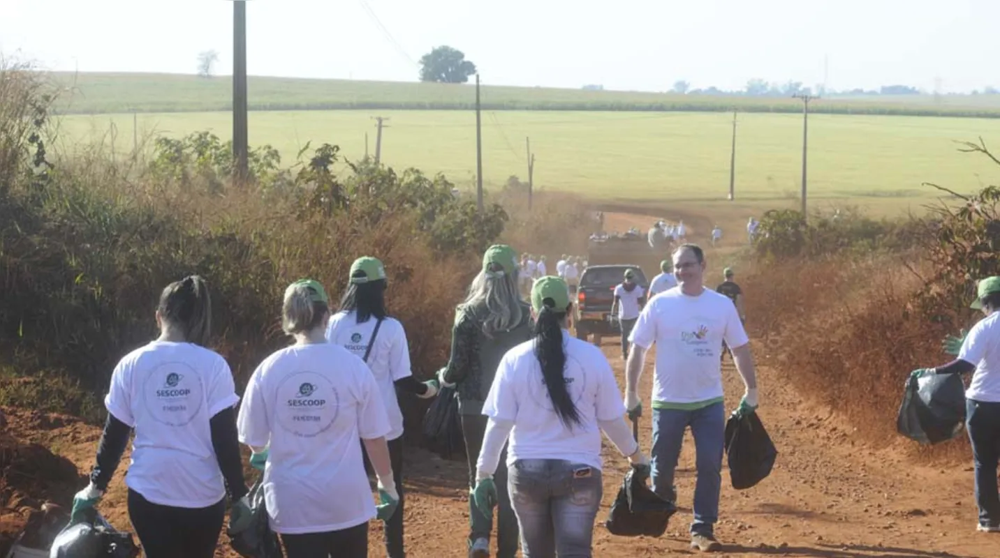 Voluntários percorreram os quatro quilômetros da estrada que separa Londrina de Ibiporã